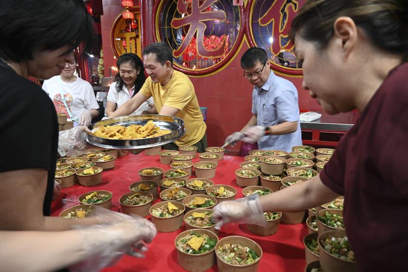 Kelenteng Dharma Bhakti di Jakarta Bagikan Makanan Gratis untuk Berbuka Puasa saat Bulan Ramadan