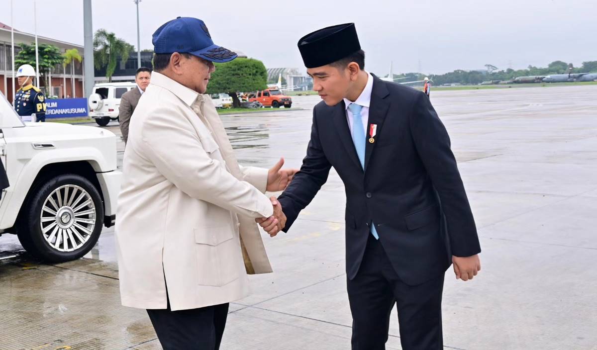 Presiden Prabowo Subianto menyalami Wakil Presiden Gibran Rakabuming Raka sebelum bertolak ke Washington, DC, Amerika Serikat, didampingi Menteri ESDM Bahlil Lahadalia dan Sekretaris Kabinet Teddy Indra Wijaya untuk pertemuan bilateral dengan Presiden AS Donald Trump membahas penguatan kerja sama ekonomi strategis Indonesia–Amerika Serikat.
