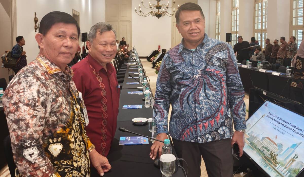 Kiri ke Kanan: Komisaris Utama Bank SulutGo Ramoy Luntungan dan Direktur Utama Revino Pepah menghadiri Rakor Sinergi BPD se-Indonesia bersama OJK di Jakarta