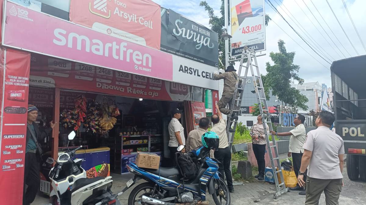 Tindak Lanjut Instruksi Presiden, Bapenda Kota Bitung dan Satpol PP Tertibkan Reklame Tak Berizin