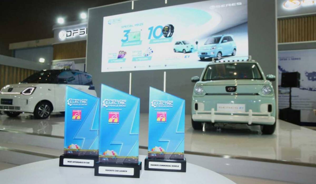 Foto yang diabadikan pada 2 Mei 2025 ini menunjukkan stan merek DFSK-Seres di ajang Periklindo Electric Vehicle Show (PEVS) 2025