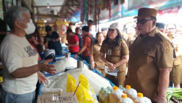 Robby Dondokambey-Vanda Sarundajang Sidak Pangkalan LPG, SPBU dan Sembako di Tondano