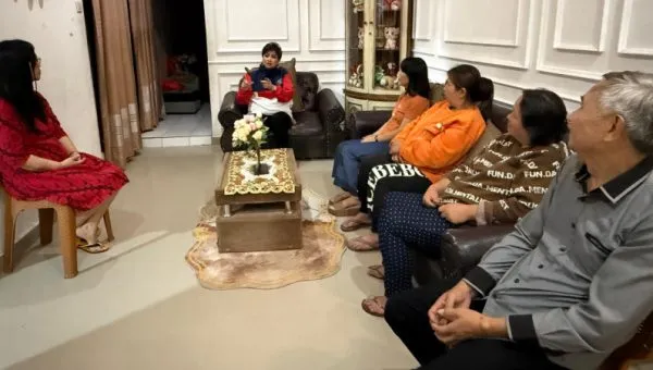 Senator Maya Rumantir Dengar Curahan Hati Peternak Babi di Langowan 1 Senator Maya Rumantir Dengar Curahan Hati Peternak Babi di Langowan