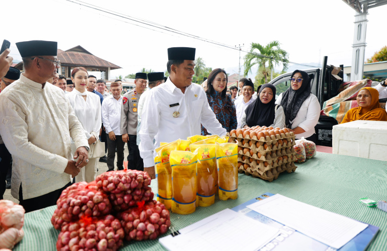 Pantau Gerakan Pangan Murah di Tutuyan, Gubernur Yulius Selvanus Sampaikan Hal Penting ini