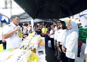 Pastikan Distribusi Aman Gubernur Yulius Tinjau Pelaksanaan Gerakan Pangan Murah di Kabupaten-Kota