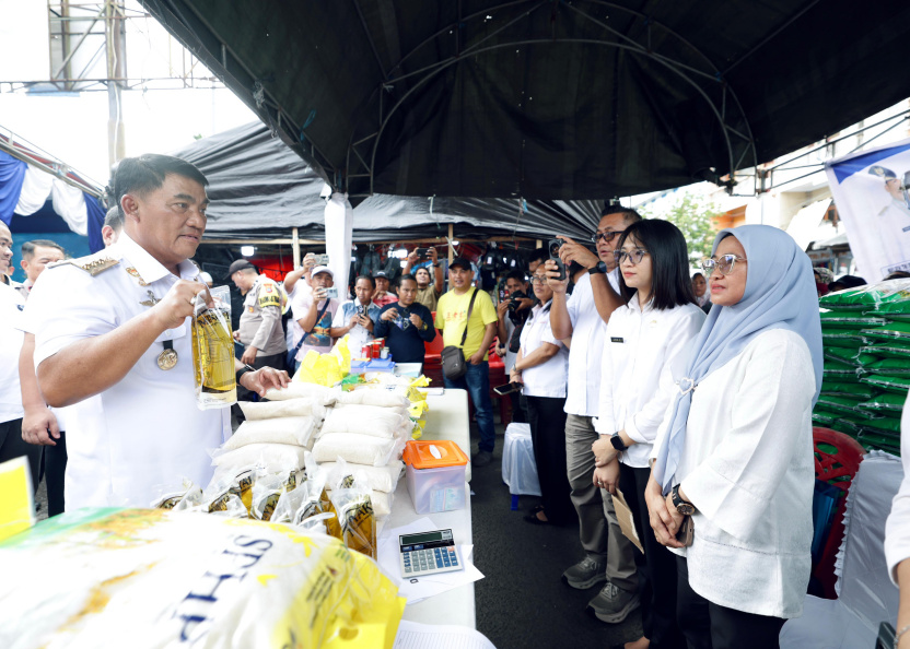 Pastikan Distribusi Aman Gubernur Yulius Tinjau Pelaksanaan Gerakan Pangan Murah di Kabupaten-Kota