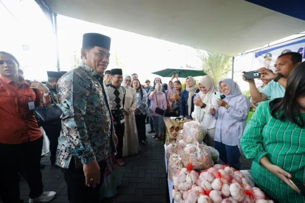 Pastikan Distribusi Aman Gubernur Yulius Tinjau Pelaksanaan Gerakan Pangan Murah di Kabupaten-Kota