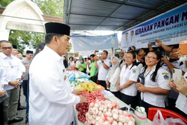 Pastikan Distribusi Aman Gubernur Yulius Tinjau Pelaksanaan Gerakan Pangan Murah di Kabupaten-Kota