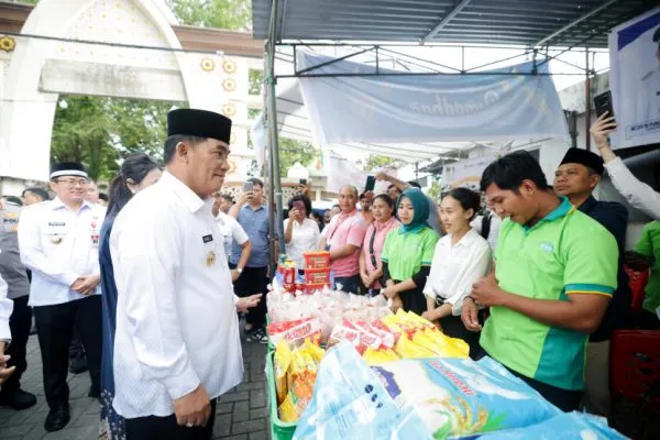 Pastikan Distribusi Aman Gubernur Yulius Tinjau Pelaksanaan Gerakan Pangan Murah di Kabupaten-Kota