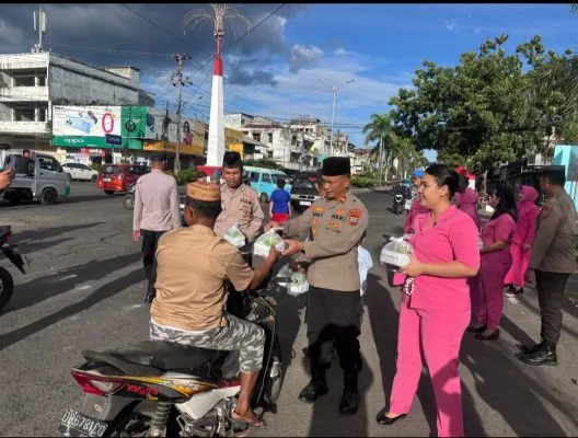 Kapolsek KPS Bitung Turun Langsung Bagikan Takjil ke Pengguna Jalan