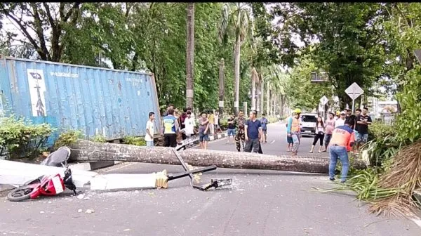 Muatan Kontainer Lepas, Pengendara Motor di Bitung Jadi Korban