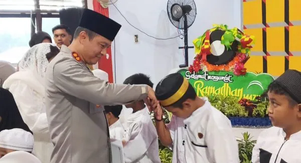 Kapolres Bitung Serahkan Santunan Anak Yatim, Ramadhan Jadi Momentum Tebar Kepedulian