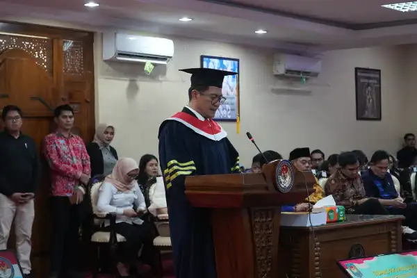 Sambutan Haru Setelah Bergelar Doktor: Joune Ganda Kutip Ayat Alkitab Roma 11:33