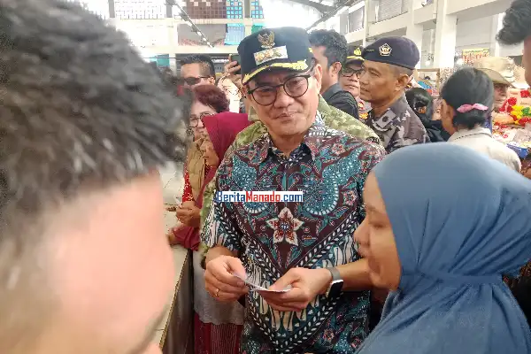 Warga Berkerumun Sambut Joune Ganda - Kevin Lotulung, Kupon Daging Sapi Subsidi Dibagikan di Pasar Airmadidi