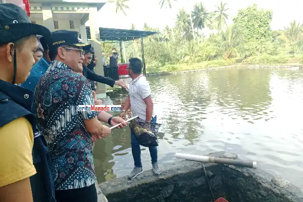 Joune Ganda dan Kevin Lotulung Serahkan Bantuan Perikanan di Talawaan, Langsung Tebar Bibit dan Panen Ikan