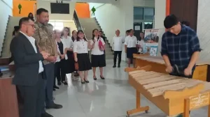 Sentuhan Budaya dan Dialog Politik Warnai Catatan Kunjungan Deputi Konsulat AS di FISIP Unsrat