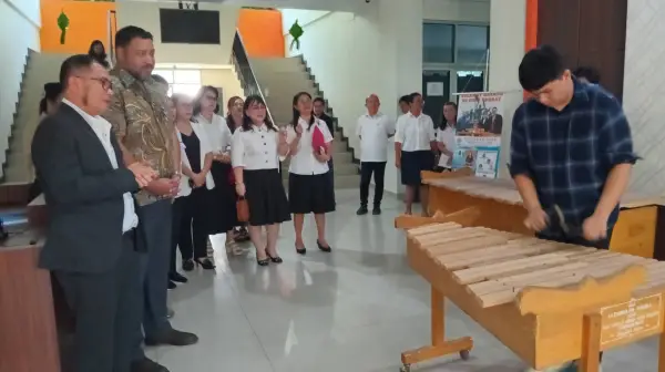 Sentuhan Budaya dan Dialog Politik Warnai Catatan Kunjungan Deputi Konsulat AS di FISIP Unsrat