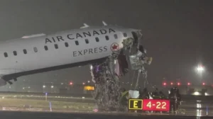 Air Canada Tabrak Kendaraan di LaGuardia, 76 Orang di Dalamnya