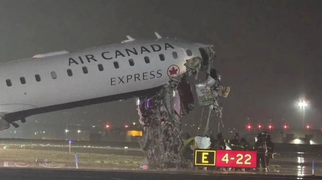 Air Canada Tabrak Kendaraan di LaGuardia, 76 Orang di Dalamnya