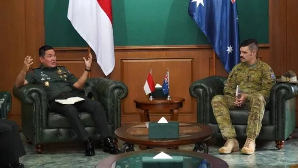 Mayjen Rano Tilaar bersama Atase Darat Australia Kol Dave Gandi di Akmil Magelang