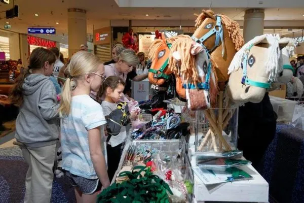 Anak-anak mengamati kuda hobi atau kuda tongkat yang dipajang di sebuah stan dalam kompetisi hobby horsing di Warsawa, Polandia, pada 7 Maret 2026. Hobby horsing adalah olahraga yang sedang berkembang di Eropa, dengan para peserta melakukan gerakan yang mirip dengan lompat rintangan (jumping) atau tunggang serasi (dressage) berkuda menggunakan kuda tongkat. Olahraga ini berasal dari Finlandia dan sangat populer di kalangan anak muda. (Xinhua/Jaap Arriens)