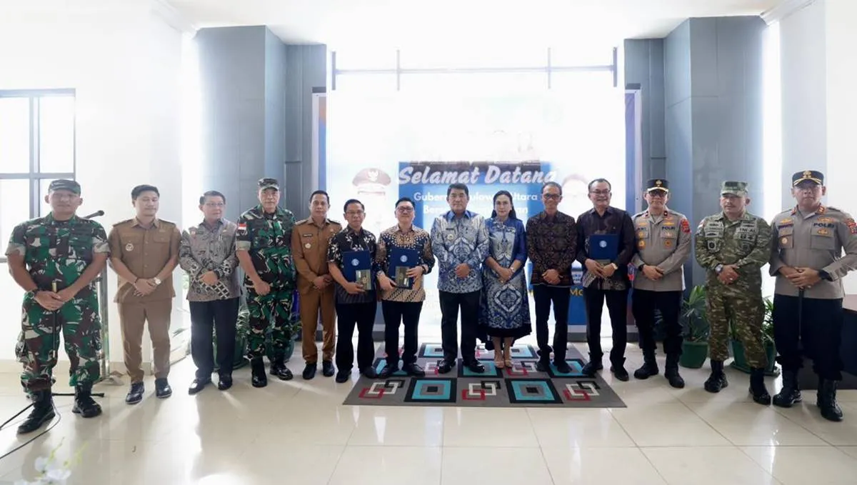 Gubernur Sulawesi Utara Yulius Selvanus bersama Kepala Perwakilan Bank Indonesia Sulut Joko Supratikto dan Ketua Sinode GMIBM Pdt. Fekky Kamasaan usai penyerahan mobil hibah di Kotamobagu, Selasa 10 Maret 2026.