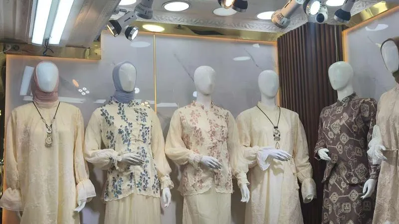 Busana Cheongsam China Ramaikan Tren Baju Lebaran Indonesia Tahun Ini 8 Beberapa model baju Lebaran wanita bergaya cheongsam dipajang di sejumlah toko di Pasar Tanah Abang, Jakarta. (Xinhua/Abdul Azis Said)