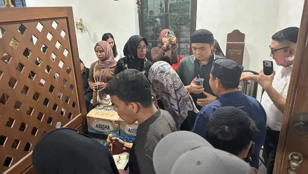 Peserta diskusi lintas agama menikmati buka puasa bersama di Shaar HaShamayim Synagogue, yang dihadiri berbagai komunitas dalam kegiatan Koalisi Advokasi KBB Sulawesi Utara.
