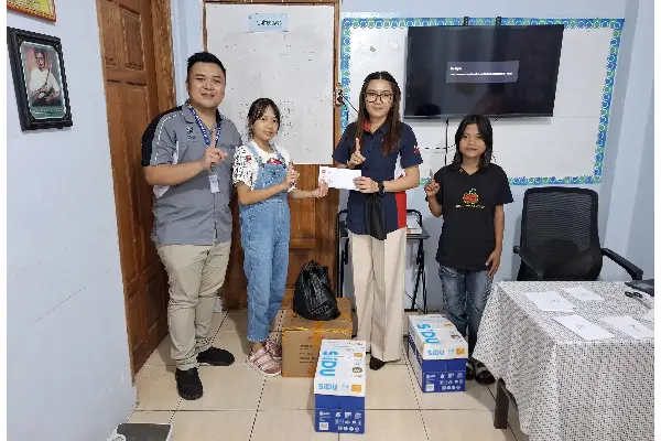 Dengan Semangat Sinergi Bagi Negeri, DAW Serahkan Bantuan Pendidikan di PKBM Denny SMART