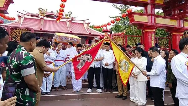 Hengky Honandar dan Randito Maringka Lepas Cap Go Meh Bitung 2026, Pesan Toleransi Menggema 2 Hengky Honandar dan Randito Maringka Lepas Cap Go Meh Bitung 2026, Pesan Toleransi Menggema