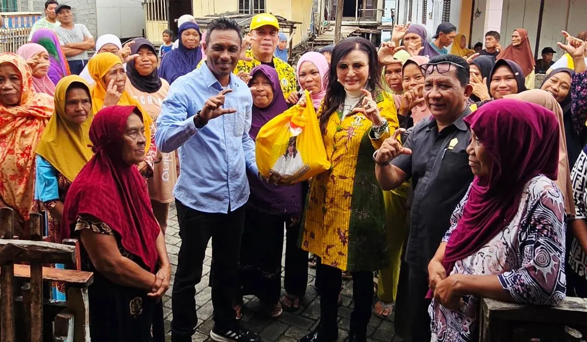 Christiany Eugenia Paruntu serahkan bantuan sembako kepada warga Minahasa Utara saat Ramadan 2026