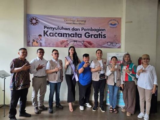 Bakti sosial DPP Kerukunan Keluarga Kawanua dan Yayasan Amal Mata Indonesia bertemakan "Berbagi Terang untuk Masa Depan