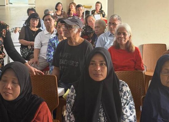 Peserta antusias menghadiri acara bakti sosial DPP Kerukunan Keluarga Kawanua dan Yayasan Amal Mata Indonesia, Minggu (29/3/2026)