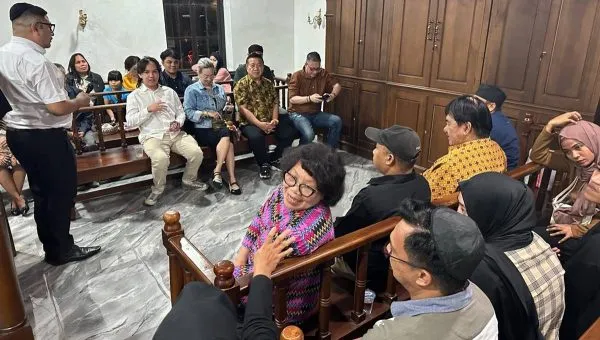 Rabbi Yaakov Baruch memberikan penjelasan tentang sejarah komunitas Yahudi di Sulawesi Utara dalam diskusi lintas agama di Shaar HaShamayim Synagogue, Minggu (8/3/2026).

