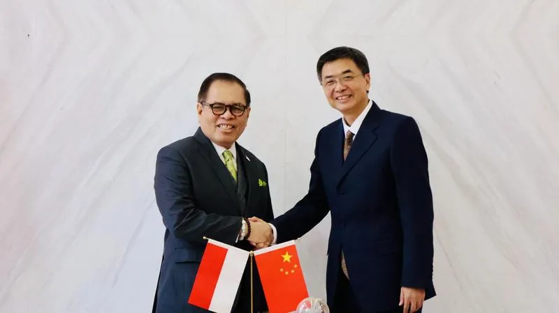 Duta Besar Republik Indonesia untuk China Djauhari Oratmangun bertemu dengan Sekretaris Komite Partai Komunis China untuk daerah Guangxi, Chen Gang, di KBRI Beijing pada 13 Maret 2026. (Sumber: Kedutaan Besar Indonesia untuk China)