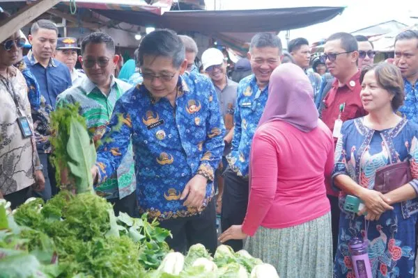 Wali Kota Hengky Honandar dan Wakil Wali Kota Randito Maringka Sidak Pasar, Pastikan Harga Tetap Stabil Jelang Idul Fitri