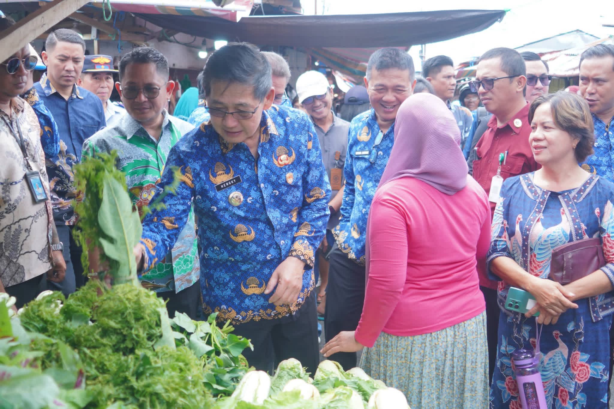 Wali Kota Hengky Honandar dan Wakil Wali Kota Randito Maringka Sidak Pasar, Pastikan Harga Tetap Stabil Jelang Idul Fitri