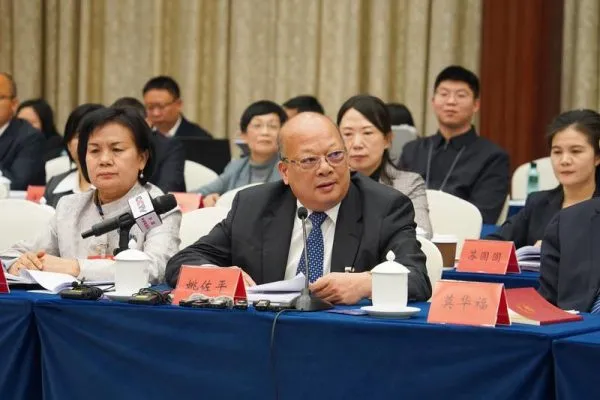 Foto berikut menunjukkan Yao Zuoping (kedua dari kiri), wakil manajer umum SGMW (SAIC-GM-Wuling Automobile) sekaligus deputi Kongres Rakyat Nasional (National People's Congress/NPC) China, sedang menjawab pertanyaan dari awak media saat dia sedang mengikuti "Dua Sesi" China 2026 di Beijing. (Xinhua)