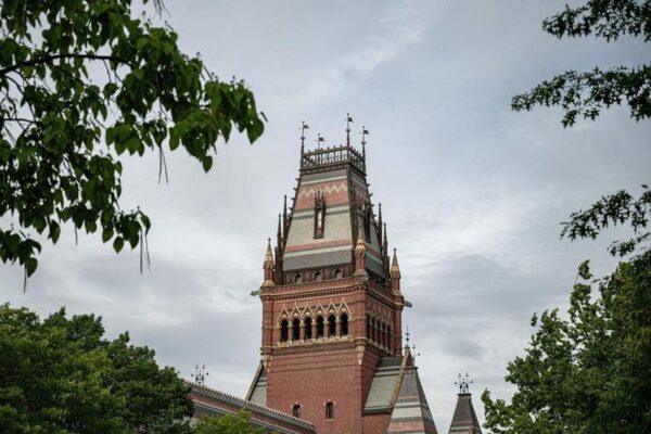 Foto yang diabadikan pada 24 Mei 2025 ini menunjukkan bangunan kampus Universitas Harvard di Cambridge, Massachusetts, Amerika Serikat. (Xinhua/Ziyu Julian Zhu)