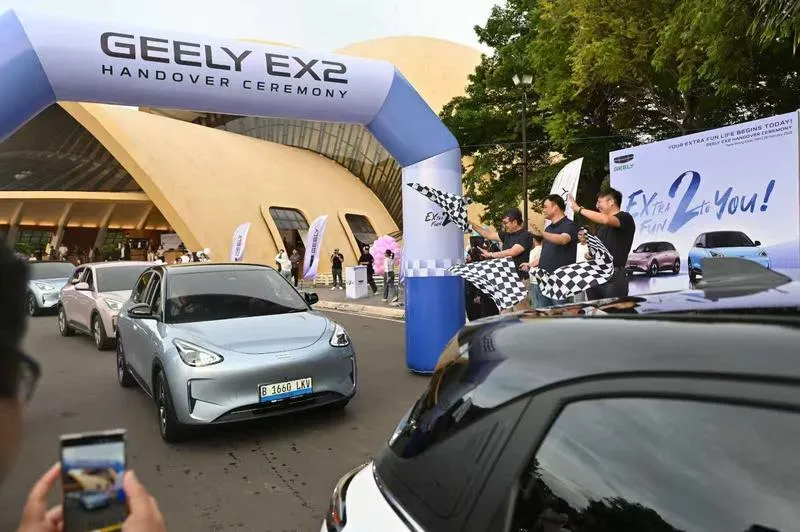 Geely Auto Indonesia melakukan serah terima secara simbolis 1.000 unit Geely EX2 kepada konsumen di Jakarta, pada 28 Februari 2026. (Xinhua)