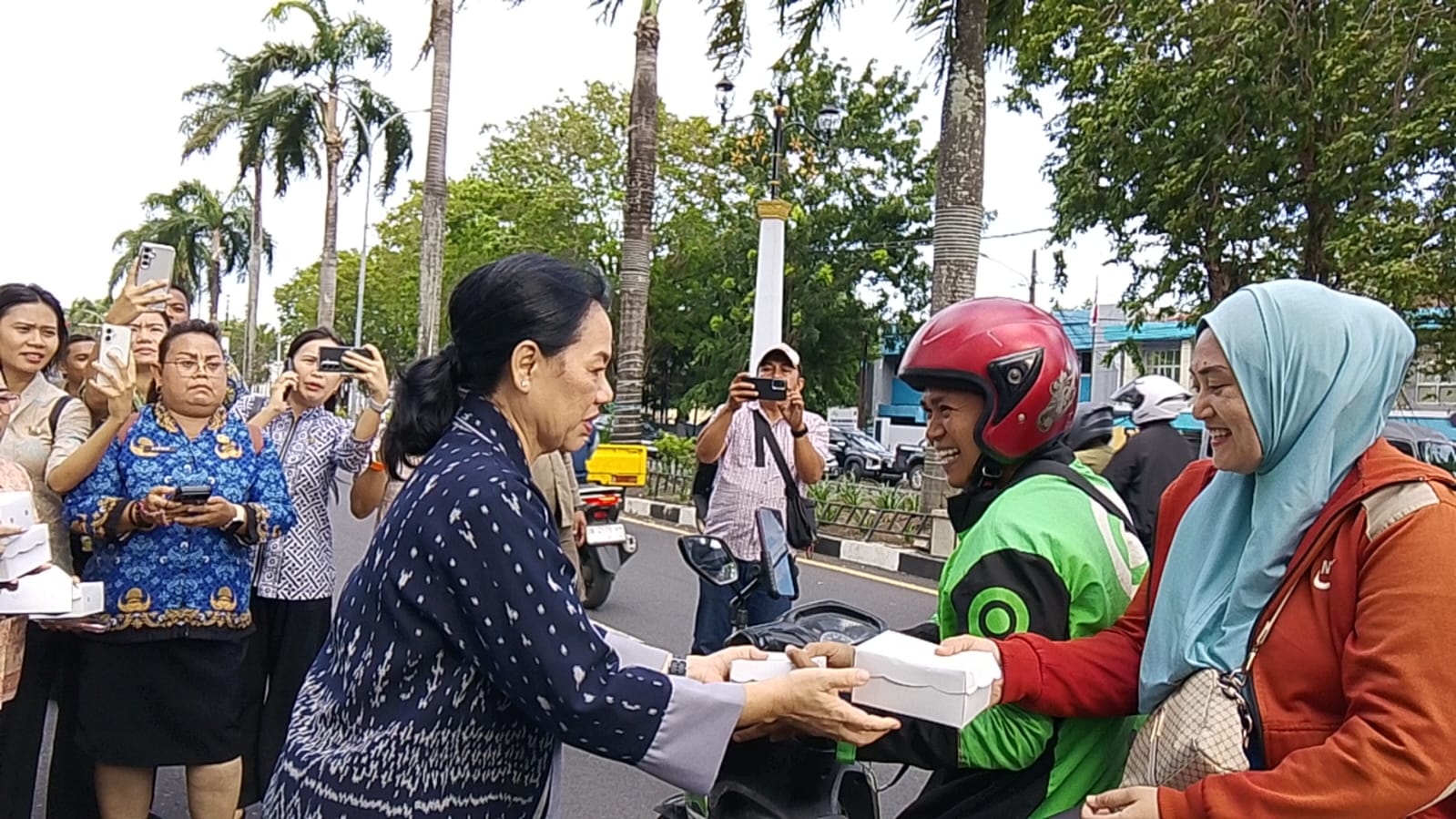 Tebar Kebaikan di Bulan Ramadhan, Ketua DWP dan Ketua TP-PKK Bagikan Ratusan Takjil
