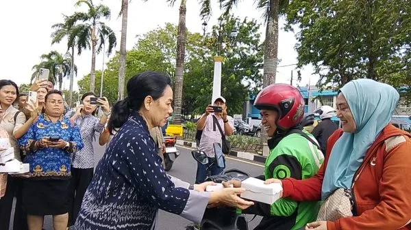 Tebar Kebaikan di Bulan Ramadhan, Ketua DWP dan Ketua TP-PKK Bagikan Ratusan Takjil