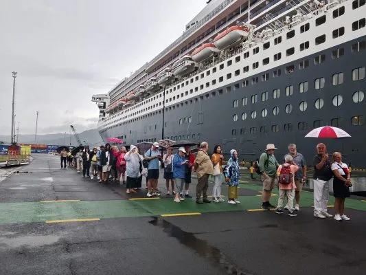 Ribuan Wisatawan Kapal Pesiar Queen Mary 2 Turun di Pelabuhan Bitung, Disambut Antusias Warga dan Pemerintah