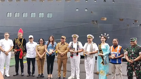 Ribuan Wisatawan Kapal Pesiar Queen Mary 2 Datang, Wakil Wali Kota Randito Maringka Optimistis Pariwisata dan UMKM Tumbuh