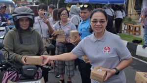 Ellen Honandar Sondakh Bagikan Ratusan Takjil Untuk Masyarakat