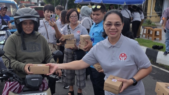 Ellen Honandar Sondakh Bagikan Ratusan Takjil Untuk Masyarakat