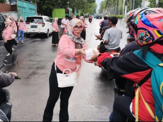 Aksi Mulia Ibu-ibu Arisan Lhyana Putri Grup, Ratusan Takjil Dibagikan untuk Warga yang Melintas