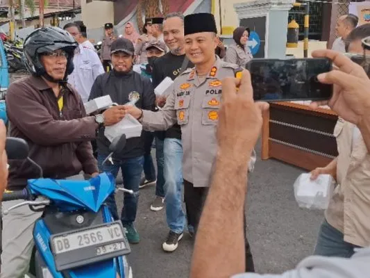 Wartawan Bitung dan Polisi Berbagi Ratusan Takjil kepada Pengguna Jalan, Wujud Kepedulian di Bulan Ramadhan