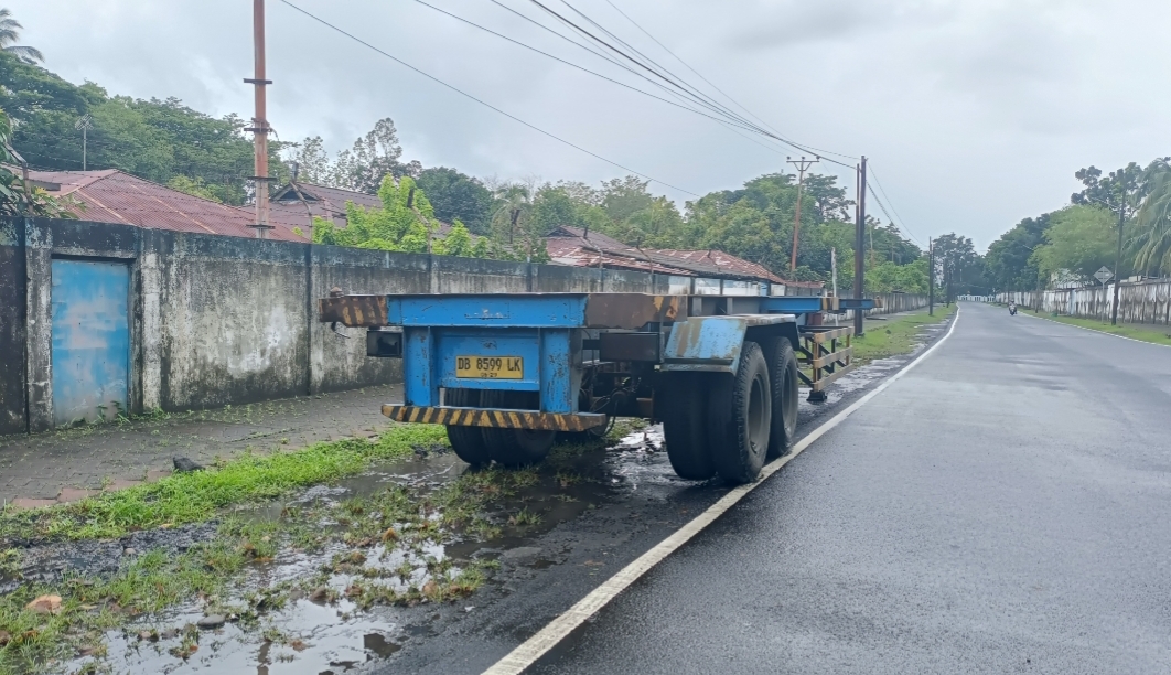 Resahkan Pengguna Jalan, Gandengan Kontainer Parkir Sembarangan di Jalur Menuju Sari Cakalang