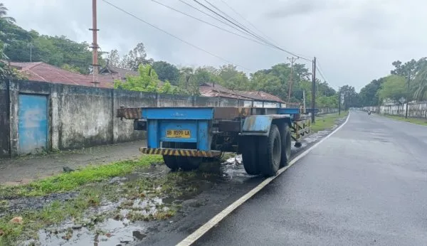Resahkan Pengguna Jalan, Gandengan Kontainer Parkir Sembarangan di Jalur Menuju Sari Cakalang